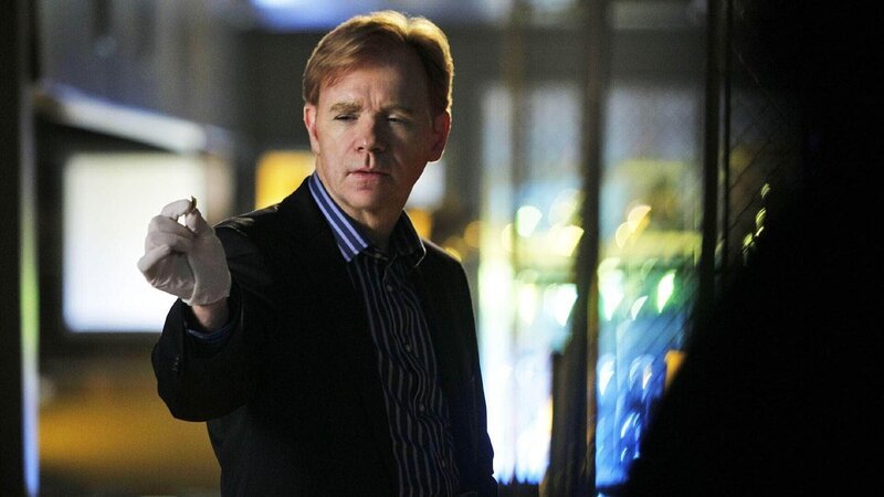 Während Horatio (David Caruso) mit seinem Team noch herauszufinden versucht, warum ein Lehrer von einem Gigolo Sex wollte, führt sie eine ungewöhnliche Mordwaffe auf die Spur des Mörders … – Bild: TVNOW /​ CBS