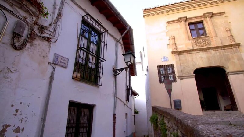 J.J. und Alejandra, zwei Akademiker aus New York City, haben beschlossen, die 8,5 Millionen-Metropole zu verlassen, um ihrer kleinen Tochter ein gesünderes Leben im südspanischen Granada zu ermöglichen. Die mittelalterliche Stadt an den Ausläufern der Sierra Nevada ist Sitz der bekannten Universität Granada, für die J.J. ein Stipendium bekommen hat. In Granada sind die Lebenshaltungskosten wesentlich geringer als in der alten Heimat, doch ob sein Stipendium für ein Haus ausreicht, ist fraglich. – Bild: Tanja Bachetzky /​ HGTV