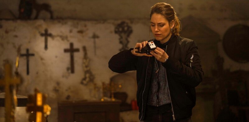 Eva (Bettina Burchard) hat eine Fake Fußfessel für Maik. – Bild: RTL /​ Tom Trambow