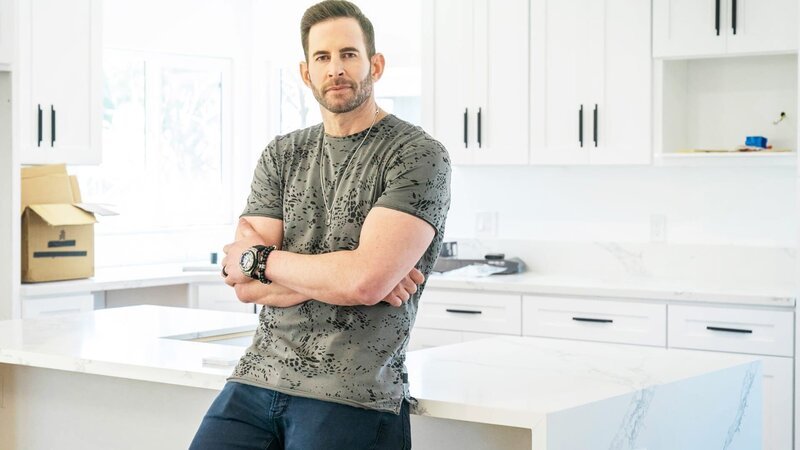 As seen on HGTV’s Flipping 101, host Tarek El Moussa poses for a photo in the kitchen of a flip he is coaching on. – Bild: Warner Bros. Discovery