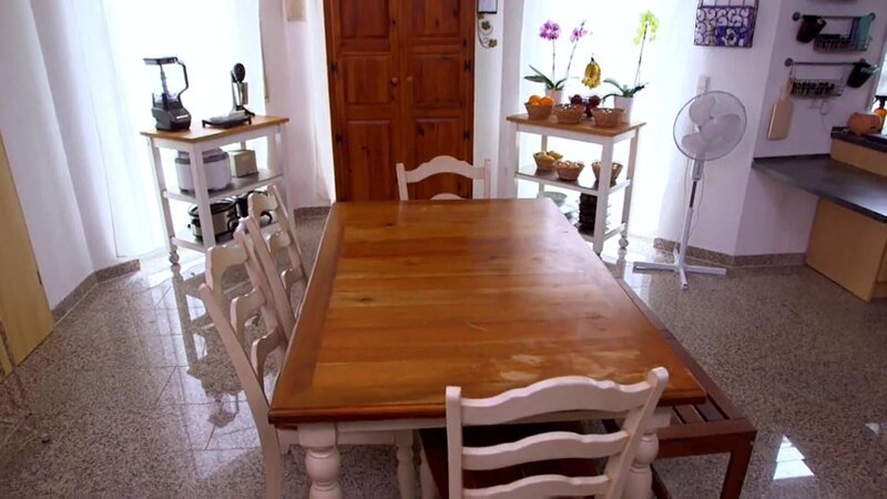 Ryan ist in der US-Army und bekommt die Möglichkeit, nach Kaiserslautern zu gehen und seine Karriere voranzutreiben. Ehefrau Cheyney ist bereit, ihren Beruf als Krankenpflegerin dafür aufzugeben. Doch bei der Wahl des zukünftigen Hauses gehen die Vorstellungen des Paares auseinander: Cheyney will ein geräumiges Heim auf dem Land mit großem Garten für die Kinder. Ryan möchte City-nah leben, um auszugehen und das kulturelle Angebot der Stadt für die Familie zu nutzen. – Bild: Tanja Bachetzky /​ HGTV