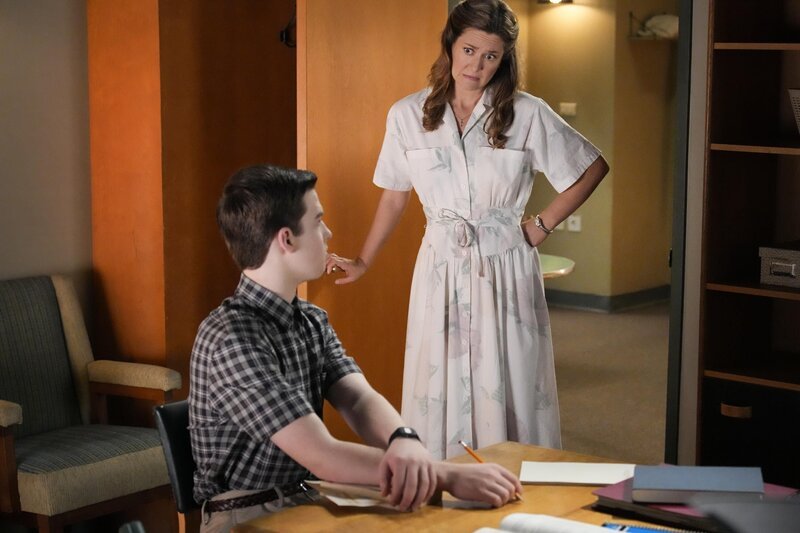 Sheldon Cooper (Iain Armitage, l.); Mary Cooper (Zoe Perry, r.) – Bild: Warner Bros. Entertainment Inc. /​ Robert Voets