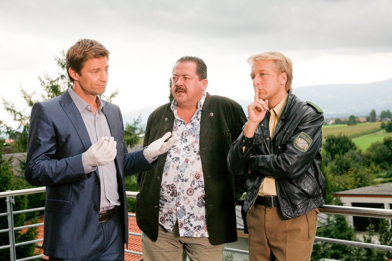Der knifflige Fall gibt den Cops Hansen (Igor Jeftic, l.), Hofer (Joseph Hannesschläger, m.) und Mohr (Max Müller) Rätsel auf. – Bild: ORF 2