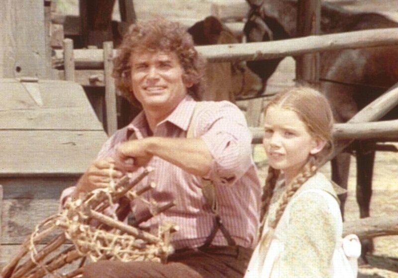 Charles (Michael Landon, l.) ist begeistert von Lauras (Melissa Gilbert) neuem Schwarm. – Bild: Sat.1 Gold