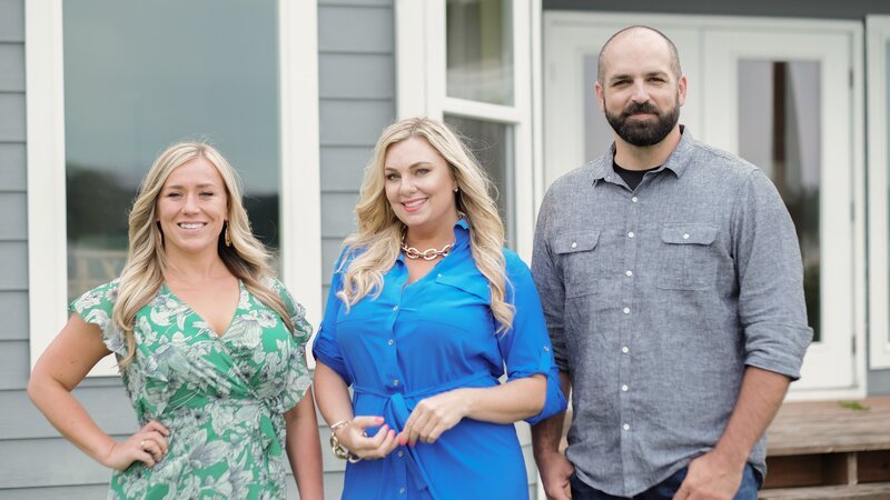 Real estate agent Paulina Antczak poses for a photo with homebuyers Sara and Les following their tour of the Sunset House in Blaine, Washington, as seen on HGTV’s Beach Hunters. – Bild: HGTV /​ Scripps (Focus);HBCHU202_275817_ /​ HGTV/​Scripps Networks, LLC