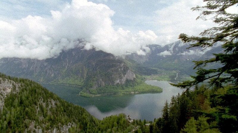 Aus der ORF-Reihe ‚Universum‘: Als bedeutendes Kultur- und Naturdenkmal wurden Hallstatt und seine Umgebung in die UNESCO-Weltkultur- und Naturerbeliste aufgenommen. Hier herrscht der Dachsteingletscher über eine Landschaft, in der Mensch und Natur außergewöhnliche Verbindungen eingegangen sind. Eis, Karst und unterirdische Wasserwelten erzählen noch heute von den Jugendtagen der Erde. Ausgehend von der frühen Blüte der Hallstatt-Siedlung führt Burgschauspieler Cornelius Obonya als Chronist durch die bewegte Geschichte dieser Idylle zwischen Fels und Hallstättersee. Eine Dokumentation von Wolfgang Thaler und Alfred Komarek. Im Bild: Hallstätter See.   – Bild: ORF/​-. Andere Verwendung