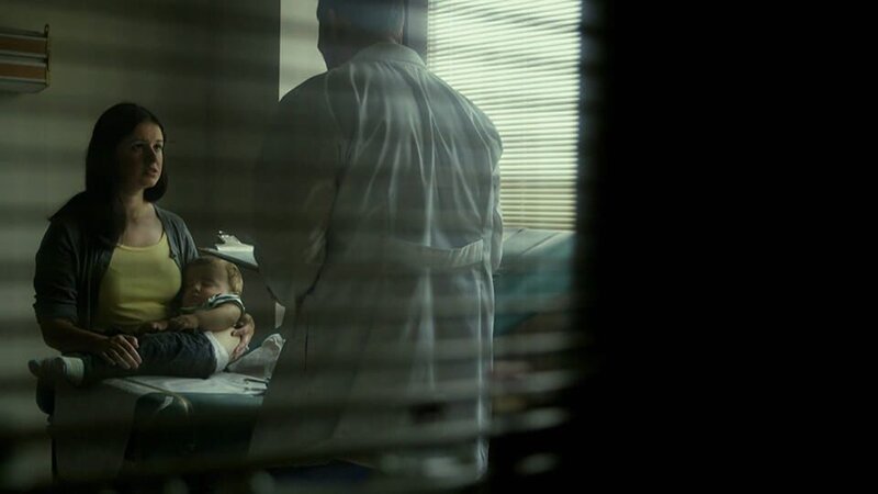 Melanie möchte Krankenschwester werden, so wie ihre Mutter Ronda. Doch die Berufspläne der jungen Frau werden von einer heimtückischen Krankheit durchkreuzt: In ihrem Körper haben sich gefährliche Parasiten eingenistet. Die Akanthamöben sind möglicherweise über verunreinigte Kontaktlinsen in ihren Augapfel gelangt und fressen sich dort am Gewebe satt. Die Iris und die Pupille sind komplett weiß eingefärbt, zudem leidet die College-Studentin unter starken Schmerzen. Deshalb ist bei der Behandlung höchste Eile geboten. – Bild: Animal Planet