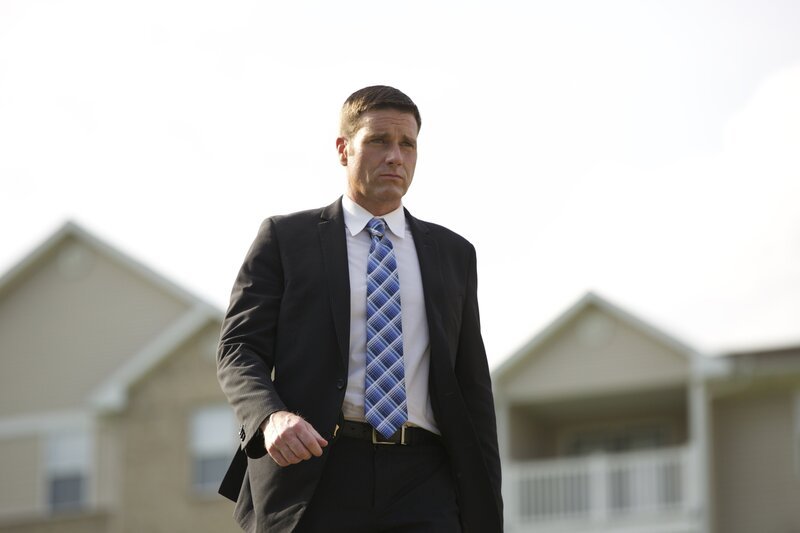 Ein junger Vater wird durch eine einzige Kugel am hellichten Tag erschossen. Am Tatort erkennt Lieutenant Joe Kenda (Carl Marino) das Markenzeichen eines qualifizierten Scharfschützen. Doch ohne konkrete Beweise muss er sich auf das Schuhleder des Schützen konzentrieren, um ihm auf die Spur zu kommen. Wird er den Täter finden? – Bild: Jupiter Entertainment