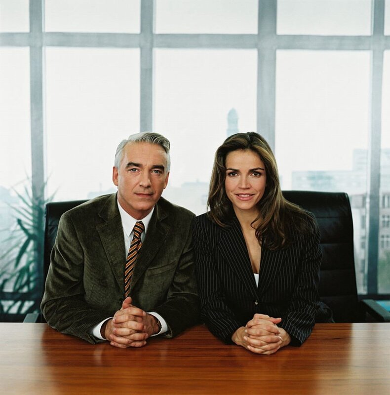 Gegensätze ziehen sich an: Felix Edel (Christoph M. Ohrt, l.), meist lässig-locker, bisweilen chaotisch, hat vor allem ein großes Herz für die Nöte seiner Klienten. Sandra Starck (Rebecca Immanuel, r.), mit scharfem Verstand ausgestattet, ist hart im Beruf und privat eine heimliche Romantikerin. Zusammen betreiben sie die Anwaltskanzlei „Edel & Starck“ in Berlin, Prenzlauer Berg. – Bild: ATV2