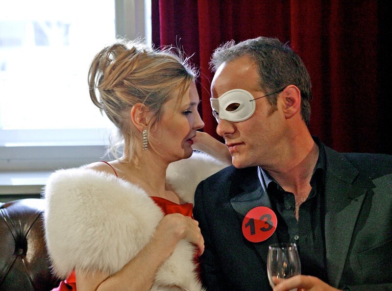 MDR Fernsehen IN ALLER FREUNDSCHAFT FOLGE 271, „Nur zu zweit“, am Mittwoch (27.03.13) um 10:40 Uhr. Sybille Baumeister (Katharina Schubert) hat sich ausgerechnet ihren Ex-Freund Achim Kreutzer (Johannes Steck) als Geburtstagsgeschenk auserkoren. Doch Achim setzt alles daran, nicht mit ihr im Bett zu landen. – Bild: MDR/​Krajewski