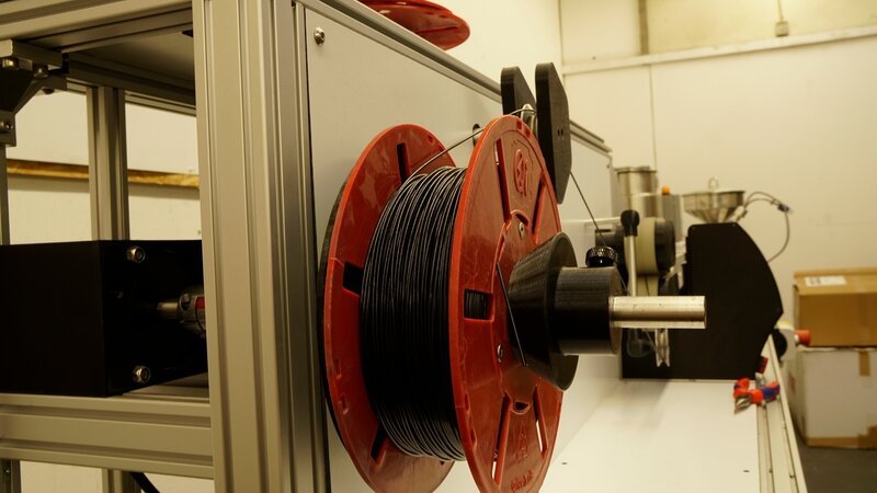 Das recycelte Filament der drei Schulfreunde während der Dreharbeiten für ServusTVs „P.M. Wissen Episode 172“ am 17.11.2023 in Darmstadt – Bild: Bilderfest /​ ServusTV