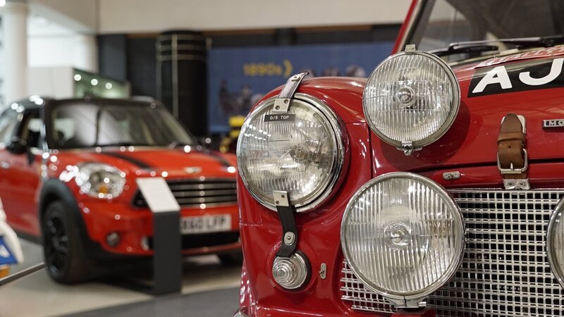 Older mini in foreground with countryman out of focus behind. – Bild: Discovery, Inc.