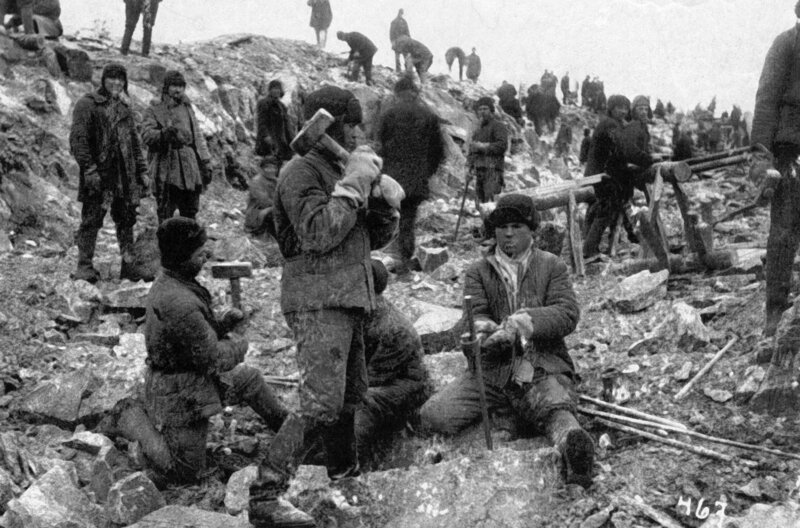 Der Bau des Weißmeer-Ostsee-Kanals erfolgte mittels der Zwangsarbeit von Zehntausenden Gulag-Häftlingen. – Bild: Galerie Bilderwelt