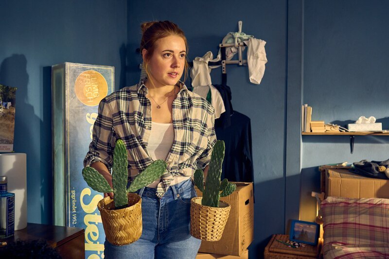 Caro (Meriel Hinsching) versucht dem Umzugs-Chaos Herr zu werden. – Bild: Frank Dicks