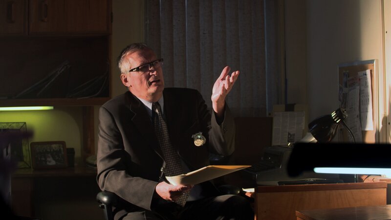 Der Mann gestikuliert, während er spricht – Bild: abacus media