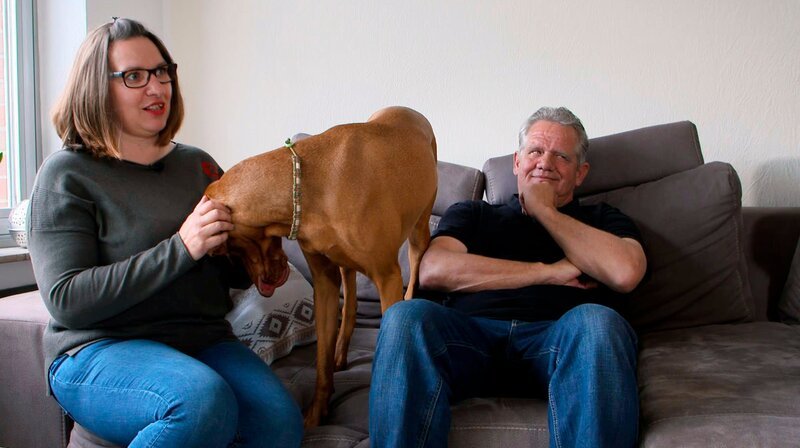 Hundehalter Diana (l) und Olaf mit ihrem Vizsla-Rüden Pepper. – Bild: WDR/​Fernsehkraft UG