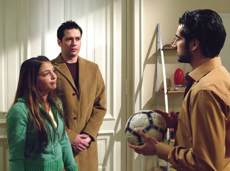 Arzu Ritter (Arzu Bazman) beichtet ihrem Cousin Sinan Fatmir (Özgür Özata, re.), dass sie und Philipp Brentano (Thomas Koch, mi.) in „Wilder Ehe“ zusammenleben. – Bild: MDR/​Krajewski