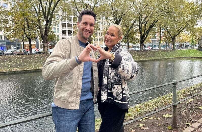 Sven Kroll trifft heute Schauspielerin und Moderatorin Janine Kunze in Düsseldorf, um gemeinsam mit der eingefleischten Kölnerin den Westen zu erkunden. – Bild: WDR/​We Are Era