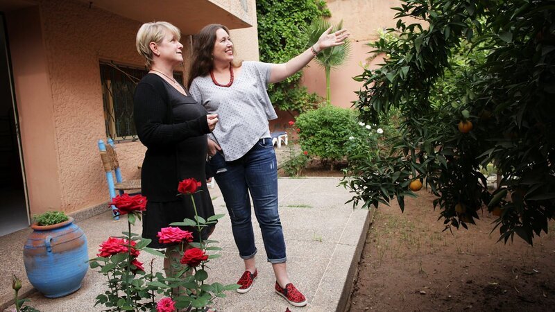 Alice leitete eine erfolgreiche Unternehmensberatung in England, doch sie will mehr vom Leben. Sie lässt alles hinter sich und startet einen Neustart in Marrakesch, um für den härtesten Marathon der Welt in der Sahara zu trainieren, bei dem sie ihr Gepäck sechs Tage lang selbst tragen muss. Doch zuerst sucht sie eine geeignete WG. – Bild: HGTV