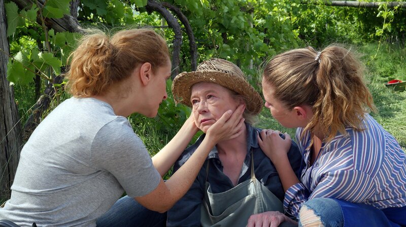 Sonja (Chiara Schoras, l.) und Laura (Charleen Deetz, re.) sind in Sorge um Katharina (Lisa Kreuzer, Mi.). – Bild: ARD Degeto/​Hans-Joachim Pfeiffer