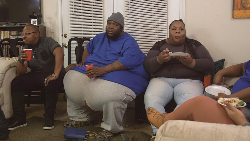 Beverly relaxing on couch with to Drew. – Bild: TLC