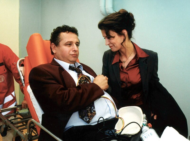 Nils Kanter wird eingeliefert. Mit Laura Glaser (Ann-Cathrin Sudhoff). – Bild: MDR/​Laue