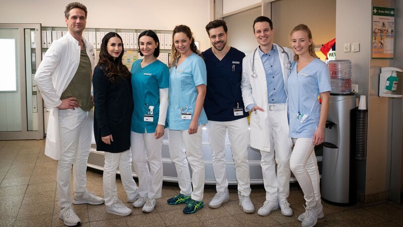 Pressetermin am Set der RTL-Medical-Serie „Nachtschwestern“. In den Hauptrollen: (v.l.) Oliver Franck als Dr. Sebastian Sander, Sila Sahin als Samira Akgün, Mimi Fiedler als Nora Altmeyer, Ines Quermann als Ella Fink, Nassim Avat als Karim Asfari, Marc Dumitru als Dr. Jan Kühnert und Valerie Huber als Kiki Schmitz. – Bild: RTL /​ Benno Kraehahn /​ Nachtschwestern /​ 01