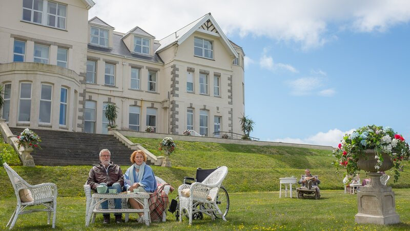 Nach all den Jahren haben sich Grace (Gaby Dohm) und David (Hubert Mulzer) endlich wiedergefunden. – Bild: Romance TV (DE) /​ JON AILES