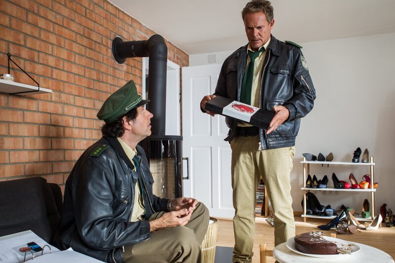 Hubert (Christian Tramitz, r.) und Staller (Helmfried von Lüttichau, l.) ermitteln wieder auf Hochtouren. – Bild: Leonine, Chris Hirschhäuser