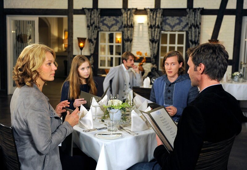 An Lottes Geburtstag laden Ole (Patrik Fichte, r.) und Tine (Maike Bollow, l.) Lotte (Anna Willecke, 2.v.l.) und Brian (Alexander Beicht, 2.v.r.) zum Essen ein. – Bild: ARD/​Nicole Manthey