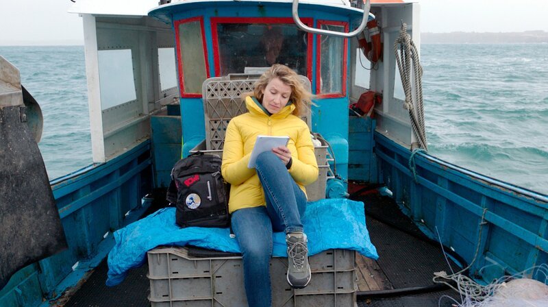 Anstelle ihres Sohnes fährt Thelma (Alexandra Lamy) nach Portugal, um mit Walen zu schwimmen. – Bild: MDR/​ÉDITIONS CALMANN-LÉVY