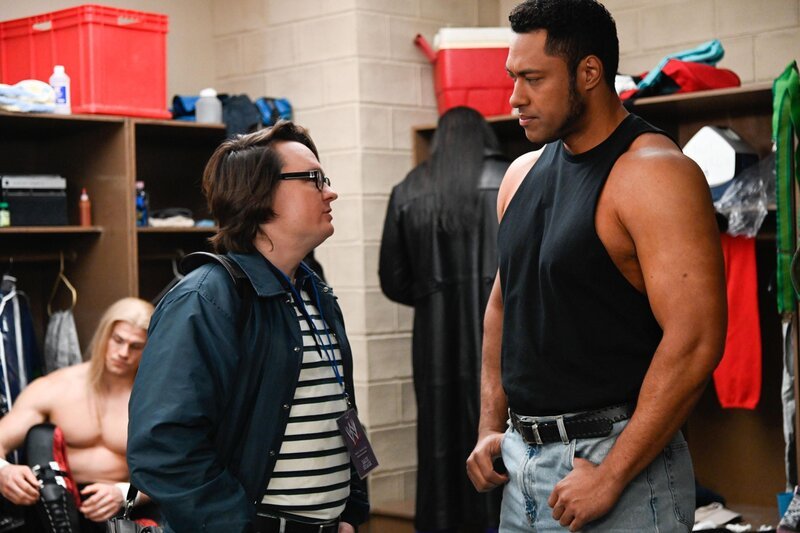 Brian (Clark Duke, l.); Dwayne Johnson (Uli Latukefu, r.) – Bild: Universal Television LLC. ALL RIGHTS RESERVED.