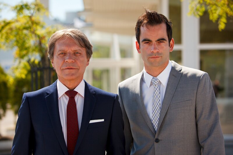 Im Bild (v.li.): Per (Helmut Berger), Mikael (Mathis Künzler). – Bild: ORF/​ZDF/​Arvid Uhlig