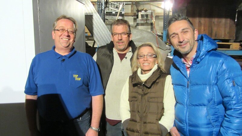 Edi und Alexandra in der Mitte mit Mauro. – Bild: RTL II