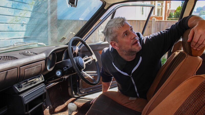 Ant Anstead looking at the Alfa before he bought it – Bild: Warner Bros. Discovery, Inc. or its subsidiaries and affiliates.