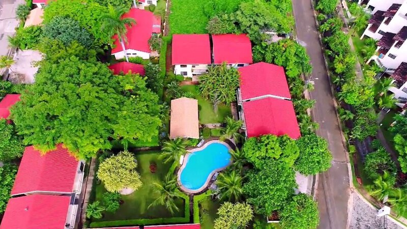 Ein Paar aus den Vereinigten Staaten verkauft seine Farm mit 160.000 m2 Grund und will auf Costa Rica ein einfacheres Leben beginnen. Ihr neues Zuhause soll Playas del Coco sein, ein idyllischer Ort, umgeben von palmengesäumten Stränden und Felsenbuchten, der für Wassersport ideal ist. Doch über den künftigen Lifestyle besteht Uneinigkeit: Er möchte einen echten Neuanfang, mit minimalistischem Wohn- und Lifestyle, seine Frau will auf ihren westlichen Standard aber nicht verzichten. – Bild: Tanja Bachetzky /​ HGTV