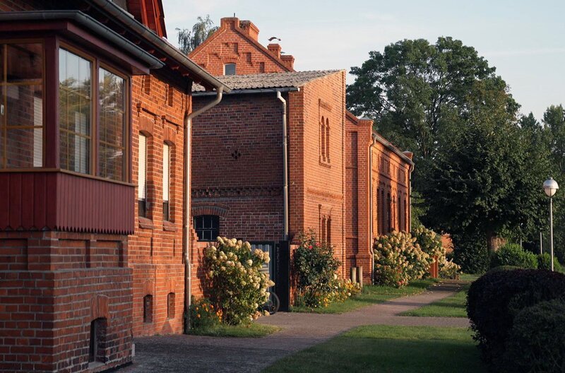 Juli Zehs Roman „Unterleuten“ spielt im ländlichen Brandenburg und enthüllt gesellschaftliche Konflikte um die Wunden der deutschen Teilung. – Bild: Elephant Doc