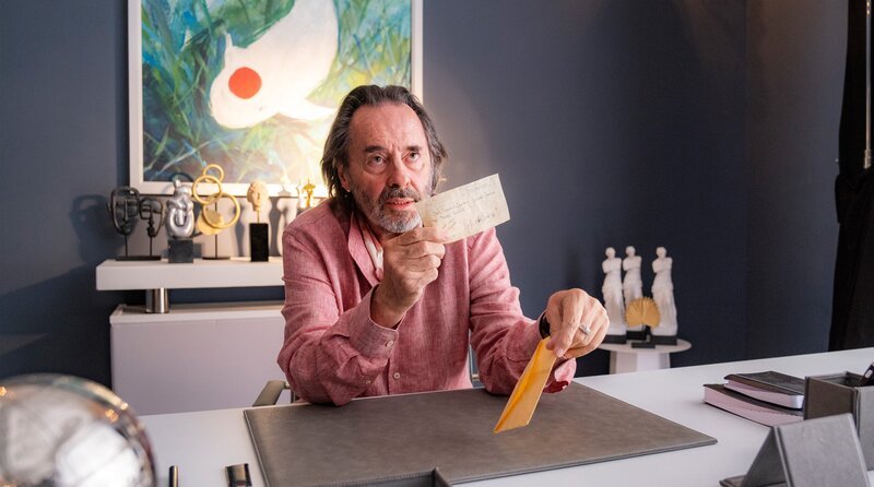 Steve Garrett (Uwe Kockisch) erpresst Allmen. – Bild: ARD Degeto/​UFA Fiction/​Pablo Melian