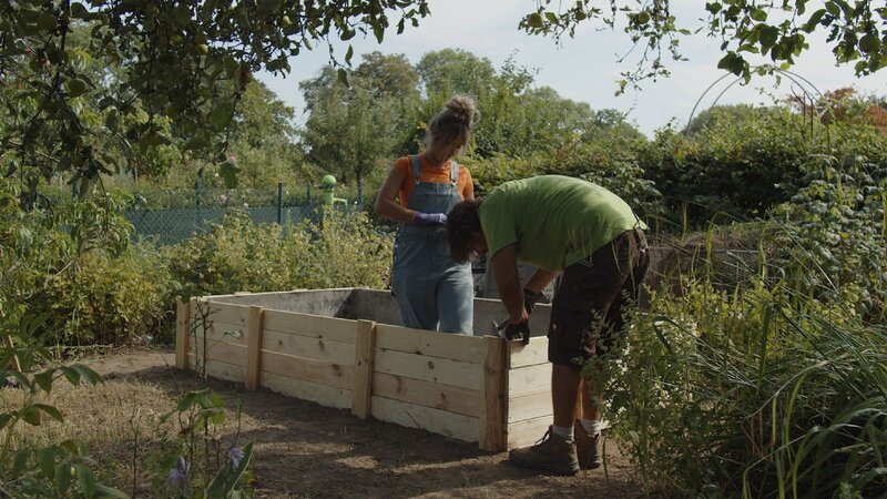 Flo und Sarah sind fast fertig mit dem Hochbeet-Bau. Die Verwendung des sendungsbezogenen Materials ist nur mit dem Hinweis und Verlinkung auf RTL+ gestattet. – Bild: RTL