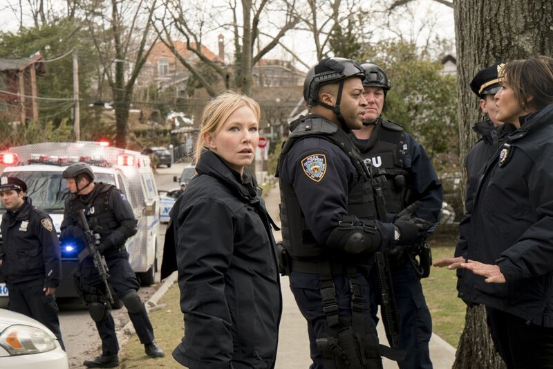 (l-r) Kelli Giddish as Detective Amanda Rollins, Mariska Hargitay as Lieutenant Olivia Benson – Bild: Barbara Nitke/​NBC /​ NBCUniversal Media, LLC