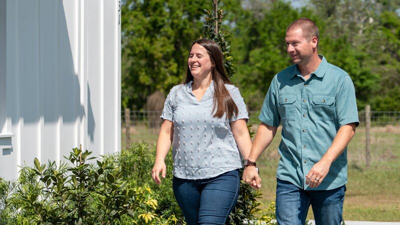 Homeowners Jeremy and Taylor approaching their new dream home for the first time on reveal day. – Bild: Warner Bros. Discovery, Inc. or its subsidiaries and affiliates. All rights reserved.