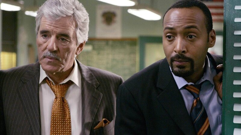Detective Joe Fontana (Dennis Farina, li.) und Detective Ed Green (Jesse L. Martin) haken nach. Stimmen die Zeugenaussagen wirklich überein? – Bild: RTL