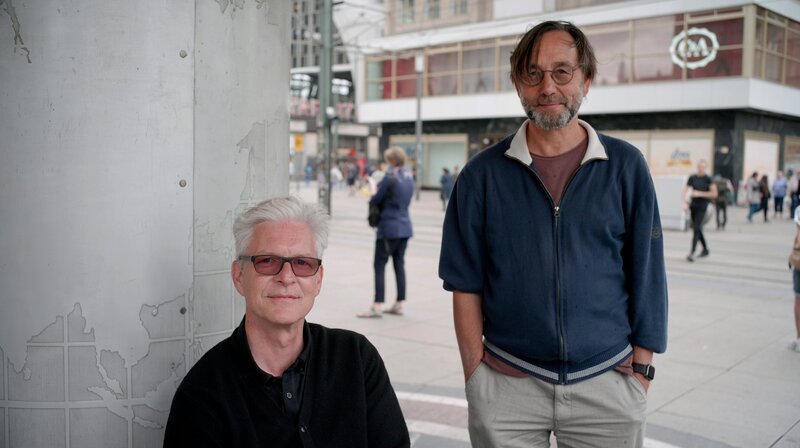 Die streng abgeschottete DDR als Reiseland für Touristen aus dem Westen? Das ging tatsächlich: Angesichts des permanenten Devisenmangels und der Entspannung im Rahmen des Grundlagenvertrags von 1972 rang sich das SED-Politbüro dazu durch, dem Klassenfeind Erholung im Sozialismus anzubieten. – Stefan Latt (r.) und Thorsten Hübele (l.) – ehemalige Studenten aus Lübeck. – Bild: rbb/Ralf Ilgenfritz Die streng abgeschottete DDR als Reiseland für Touristen aus dem Westen? Das ging tatsächlich: Angesichts des permanenten Devisenmangels und der Entspannung im Rahmen des Grundlagenvertrags von 1972 rang sich das SED-Politbüro dazu durch, dem Klassenfeind Erholung im Sozialismus anzubieten. – Stefan Latt (r.) und Thorsten Hübele (l.) – ehemalige Studenten aus Lübeck. – Bild: rbb/Ralf Ilgenfritz