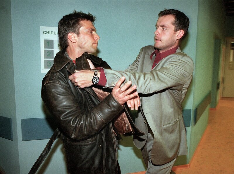 MDR Fernsehen IN ALLER FREUNDSCHAFT FOLGE 17, „Der Fremde in meinem Haus“, am Dienstag (31.01.12) um 12:30 Uhr. Prügelei im Krankenhaus: Felix Schuster (Matthias Paul) und Achim Kreutzer (Joachim Kretzer). – Bild: MDR/​Laue