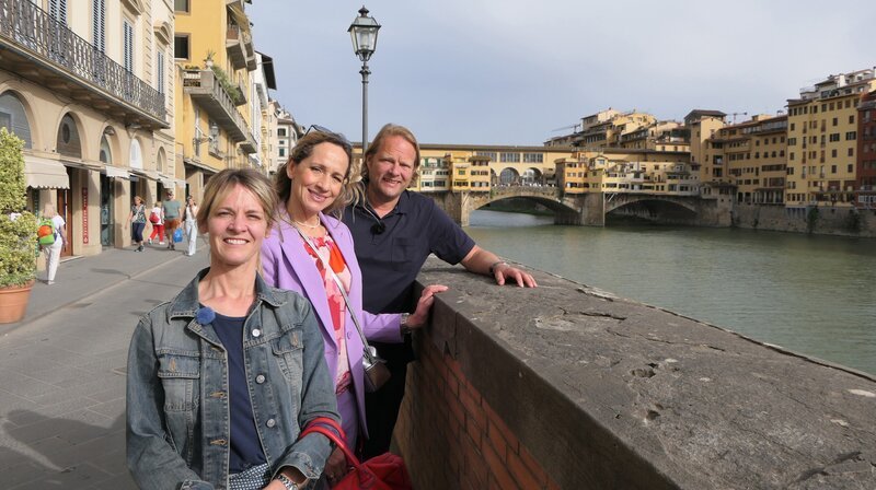 Spitzenkoch Björn Freitag (r) und Reiseexpertin Tamina Kallert mit Jennifer Deckert (vorn), kulinarischer Guide. – Bild: WDR/​2bild/​Franziska Reinhardt
