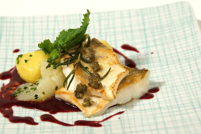 Zander mit Mairübchen, Kartoffeln und roter Buttersauce. – Bild: Frank Johne /​ BR