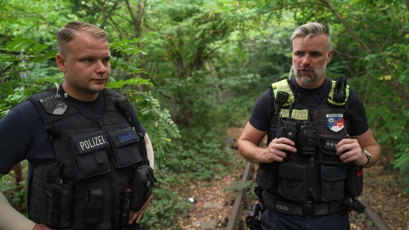 Two federal police officers (protagonists of the case) photographed head-on. – Bild: DMAX Germany /​ Magis TV /​ Warner Bros. Discovery, Inc. or its subsidiaries and affiliates