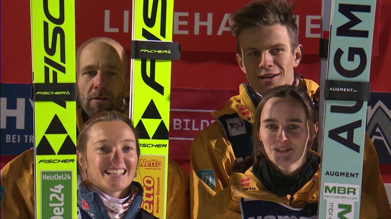 Erfolgreich beim ersten Springen in Lillehammer: Pius Paschke, Katharina Schmid, Andreas Wellinger und Selina Freitag starten (v. l.) mit einer super Leistung im Mixed-Team-Wettbewerb in die Saison. – Bild: SWR