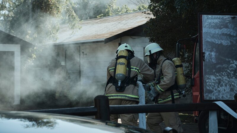 Drama: Firefighters battle fire through the smoke outside the house – Bild: Discovery Communications, LLC /​ Raquel Fernandes