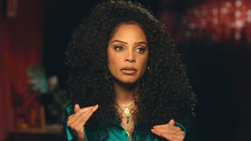 Tisa Tells interview screengrab looking off camera with hands slightly in frame – Bild: Warner Bros. Discovery, Inc. or its subsidiaries and affiliates. All rights reserved.